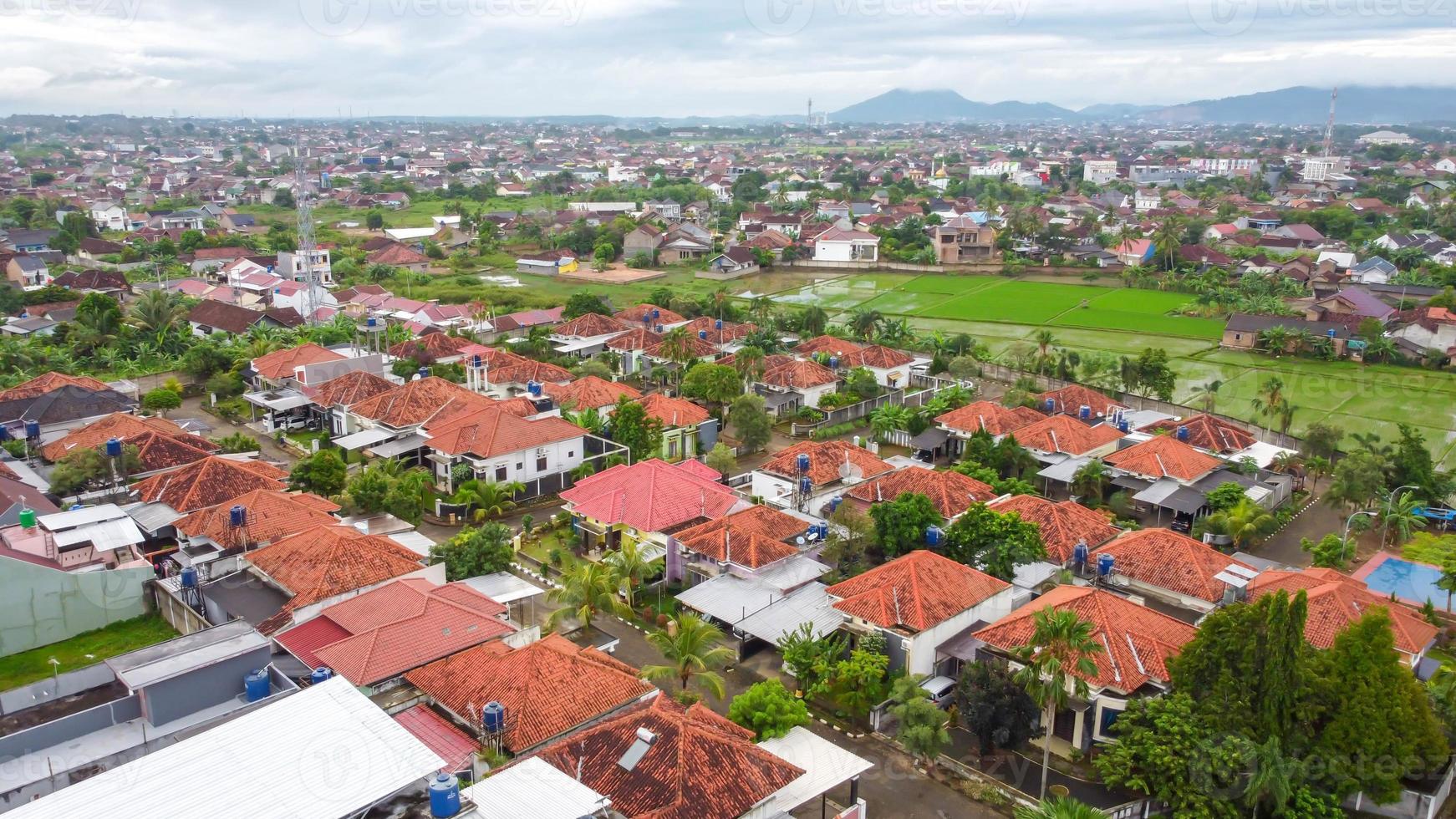 vue aérienne par drone du quartier de banlieue indonésien photo