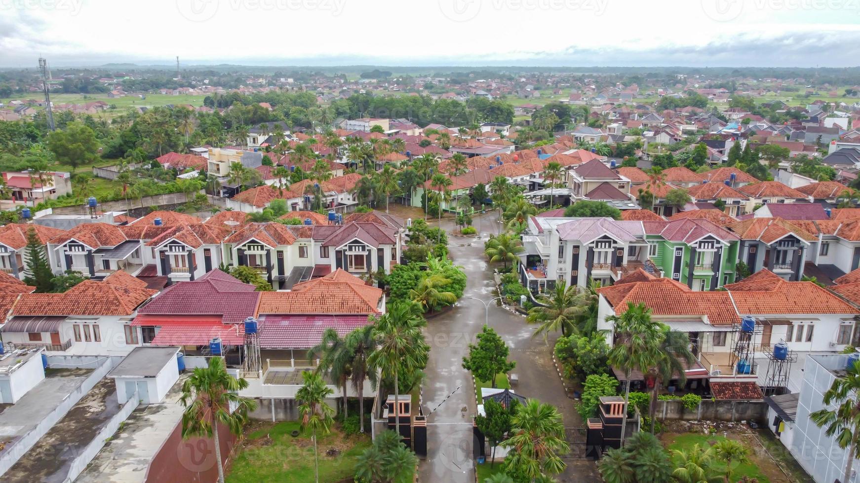 vue aérienne par drone du quartier de banlieue indonésien photo