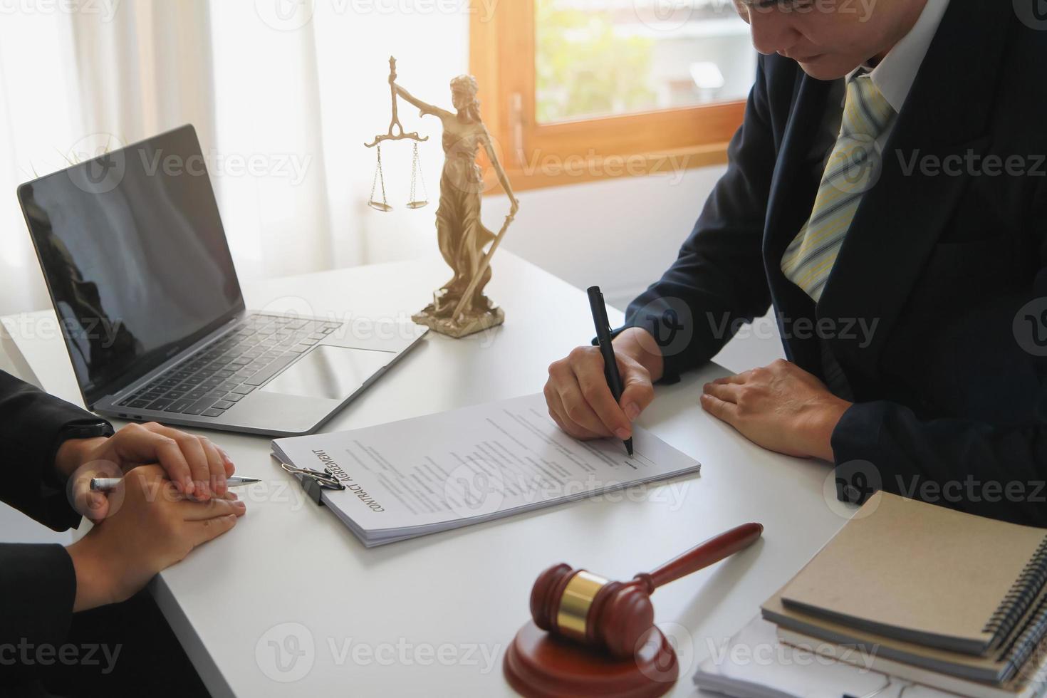 droit, consultation, accord, contrat, conseils d'avocats en matière de litiges et signature de contrats en tant qu'avocats pour accepter les plaintes des clients. avocat de concept. photo