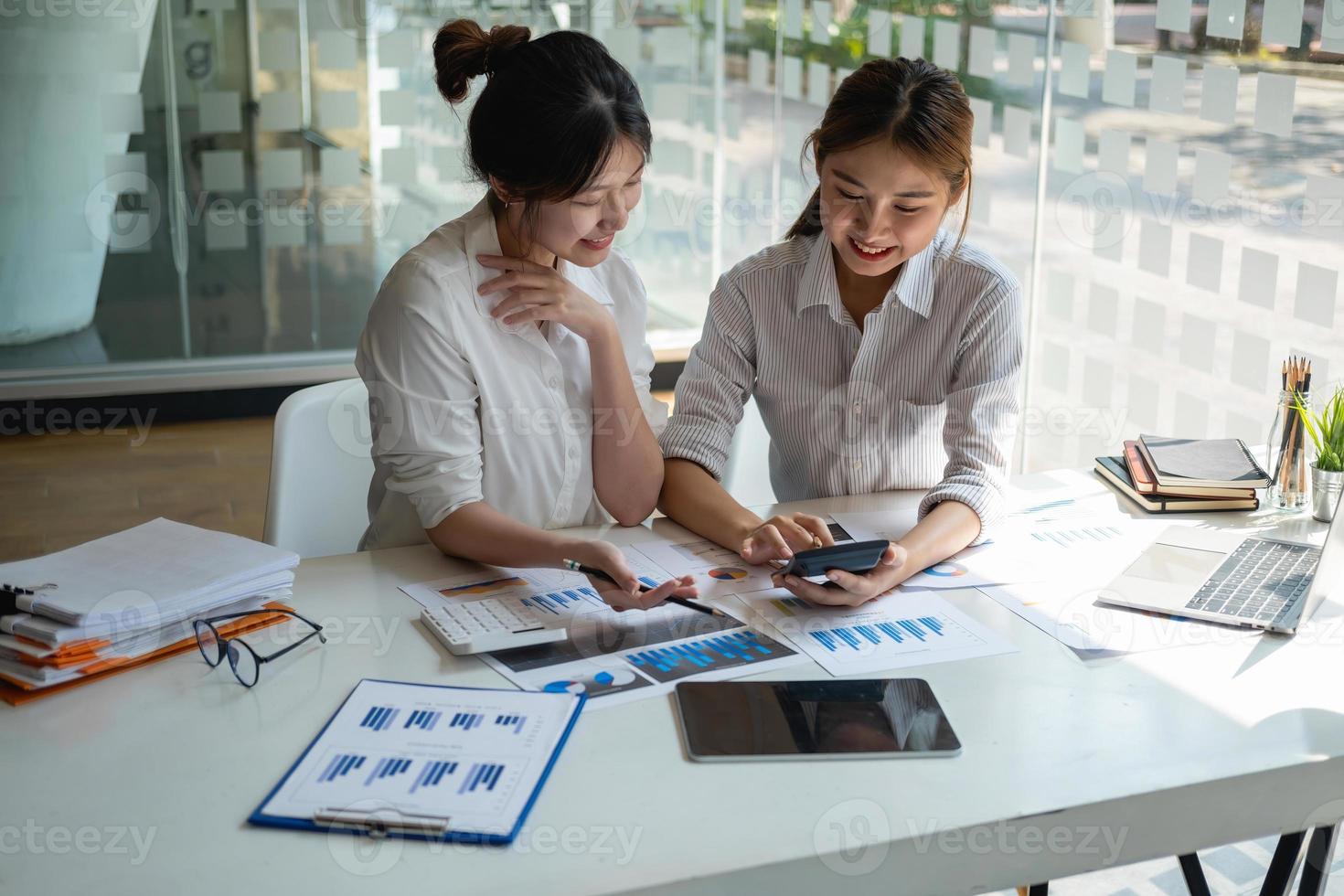 marketing, finance, comptabilité, planification, l'équipe d'hommes d'affaires et d'économistes féminins utilise des calculatrices et des ordinateurs et des documents graphiques au profit de l'entreprise. photo