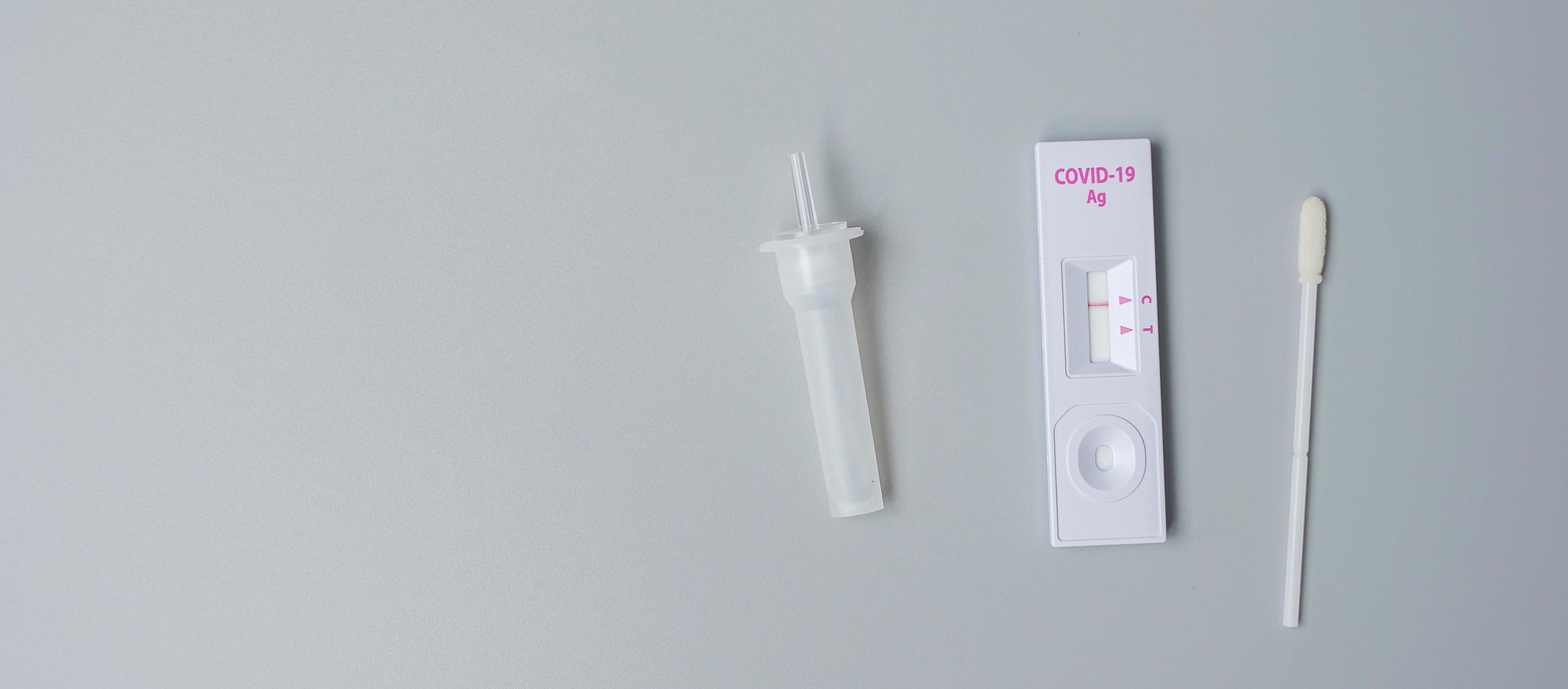 kit de test rapide d'antigène avec résultat négatif lors du test covid-19 sur écouvillon. coronavirus auto-test nasal ou à domicile, concept de verrouillage et d'isolement à domicile photo