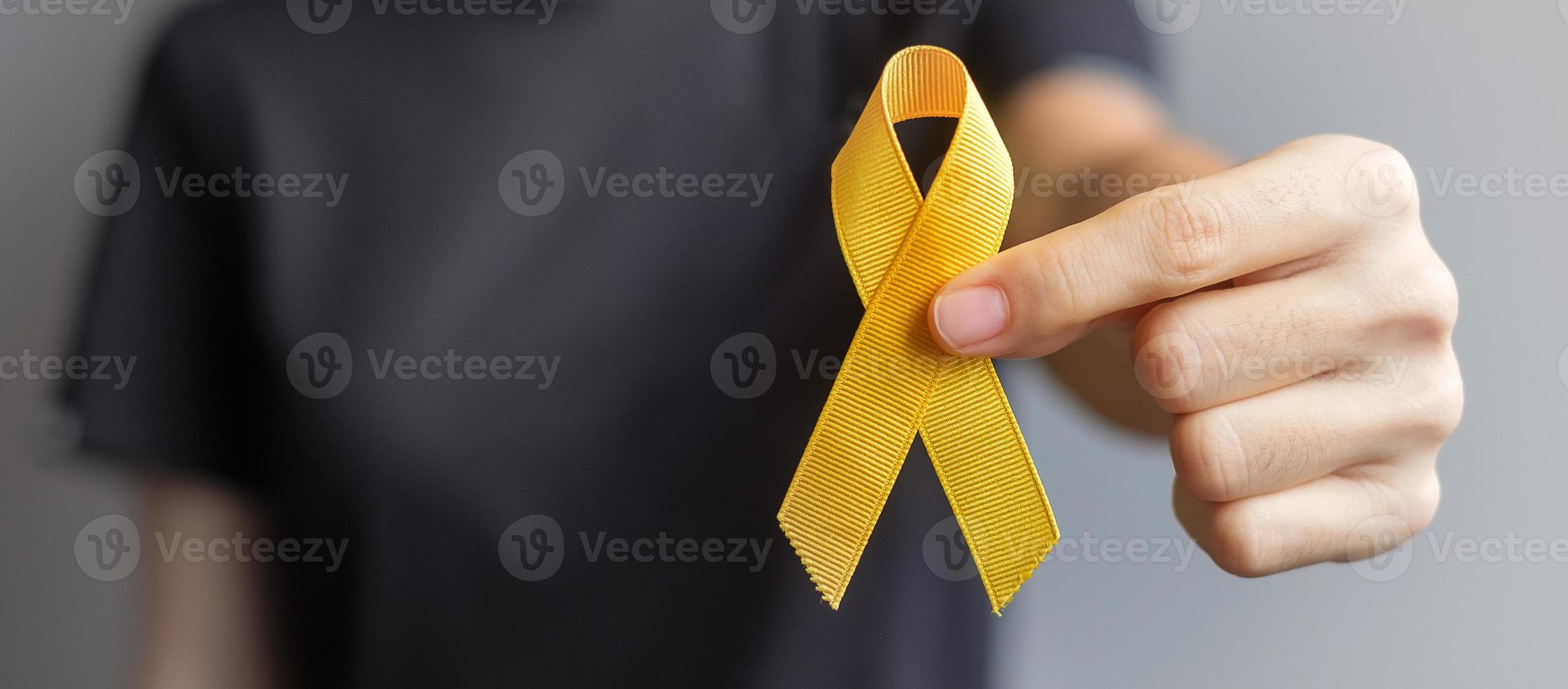 journée de prévention du suicide, mois de sensibilisation au sarcome, aux os, à la vessie et au cancer infantile, ruban jaune pour soutenir les personnes vivant et malades. santé des enfants et concept de la journée mondiale du cancer photo