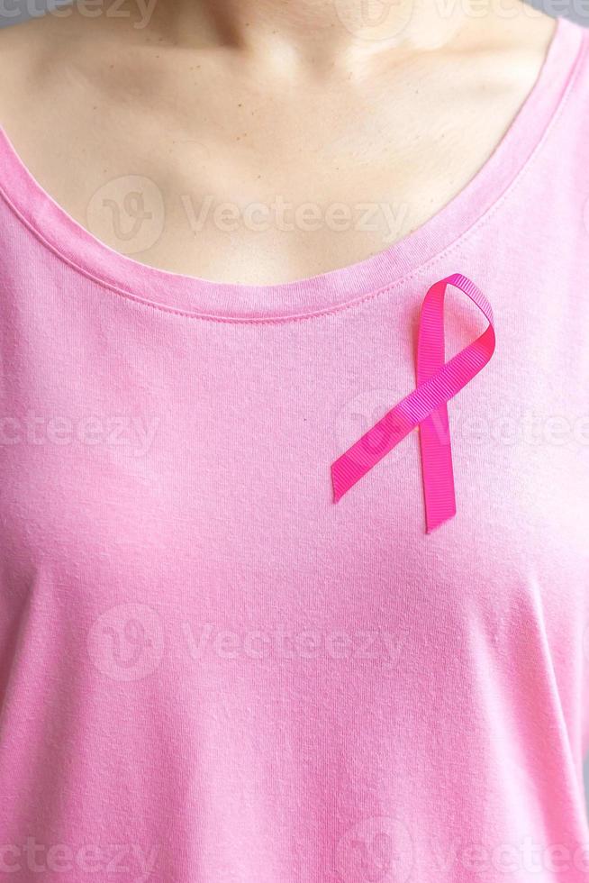 octobre mois de sensibilisation au cancer du sein, femme âgée en t-shirt rose avec ruban rose pour soutenir les personnes vivant et malades. concept de la journée internationale des femmes, des mères et du cancer photo