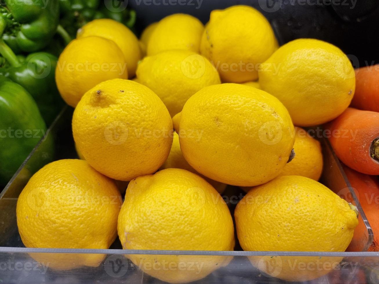 gros plan de citron sur une étagère de supermarché. photo