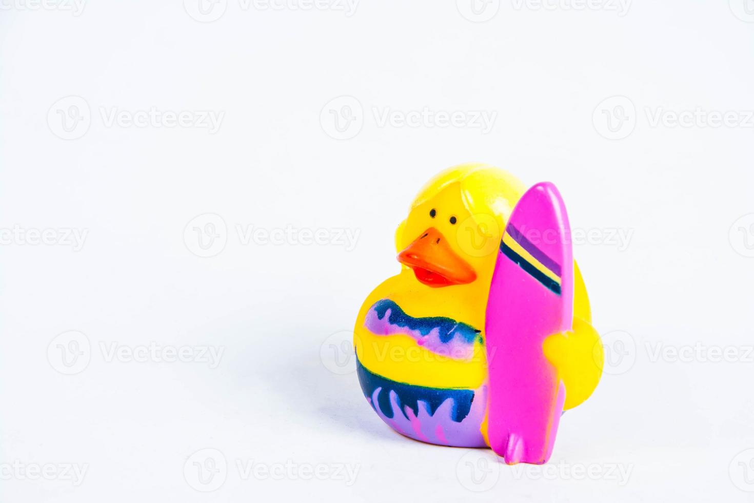 canard de bain sur fond blanc jouet canard mignon canard en caoutchouc photo