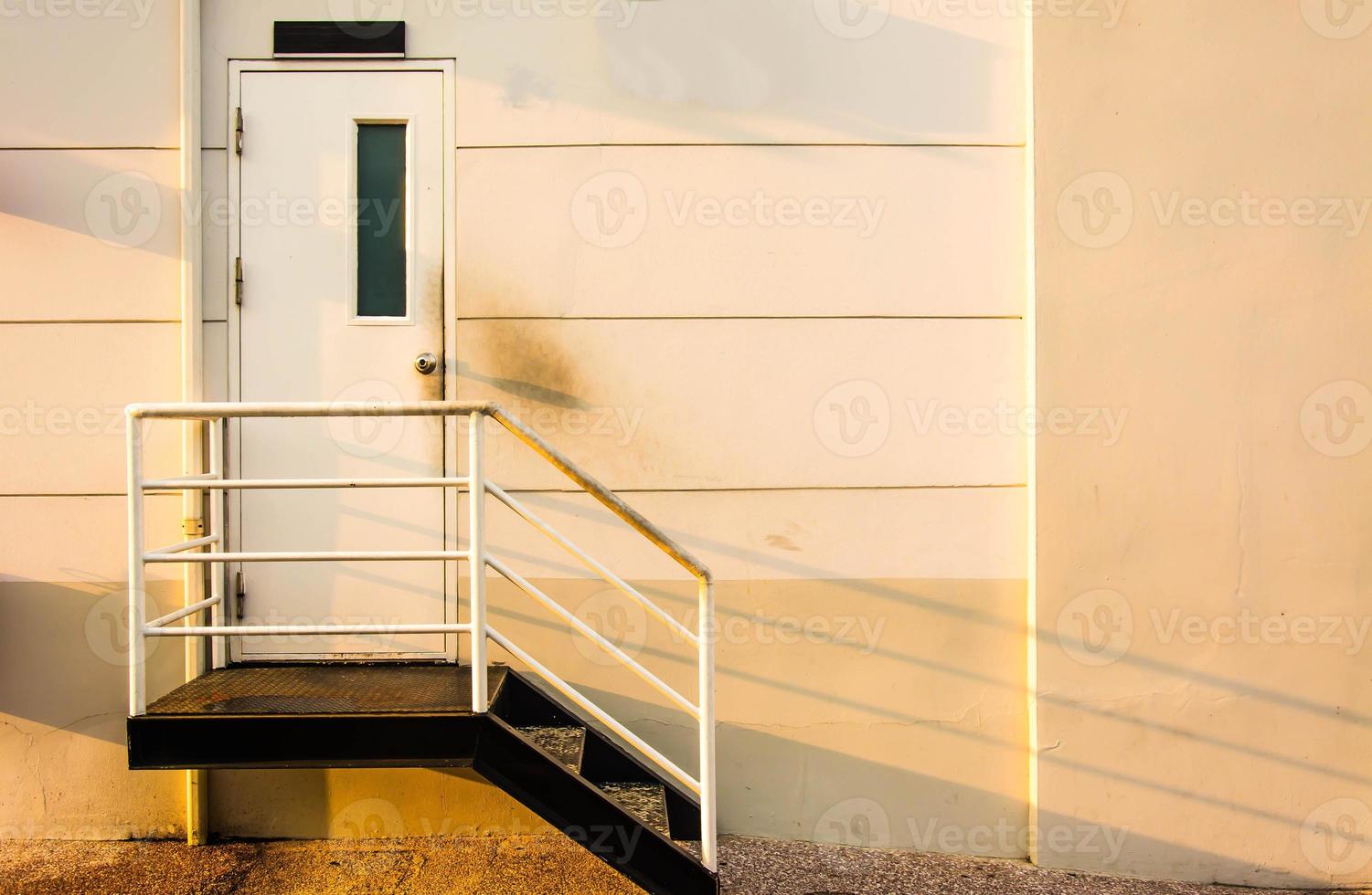 portes de sortie de secours en cas d'incendie des bâtiments de stationnement à proximité des bureaux d'affaires photo