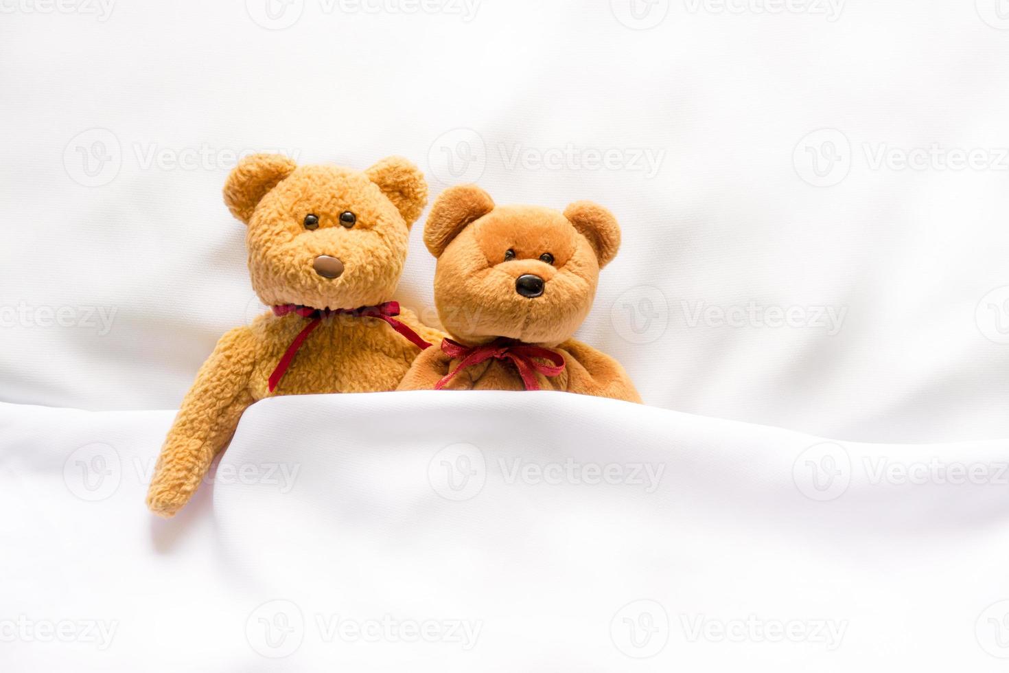 poupée ours en peluche allongée dans le lit blanc 8117805 Photo de stock  chez Vecteezy