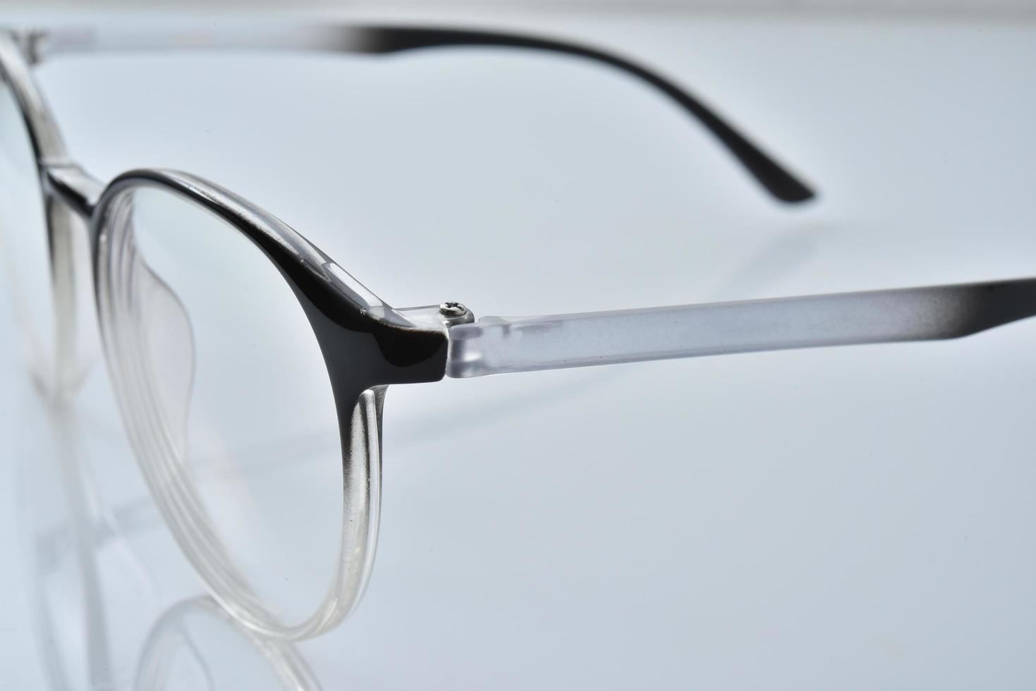 lunettes sur fond blanc photo