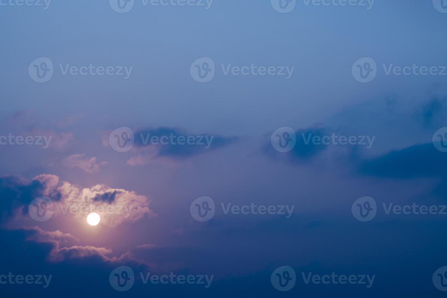 nuages gris pelucheux dans le ciel du matin avec la lumière du soleil photo