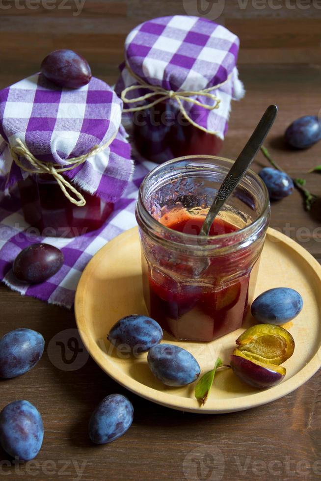 confiture de prunes en verre photo