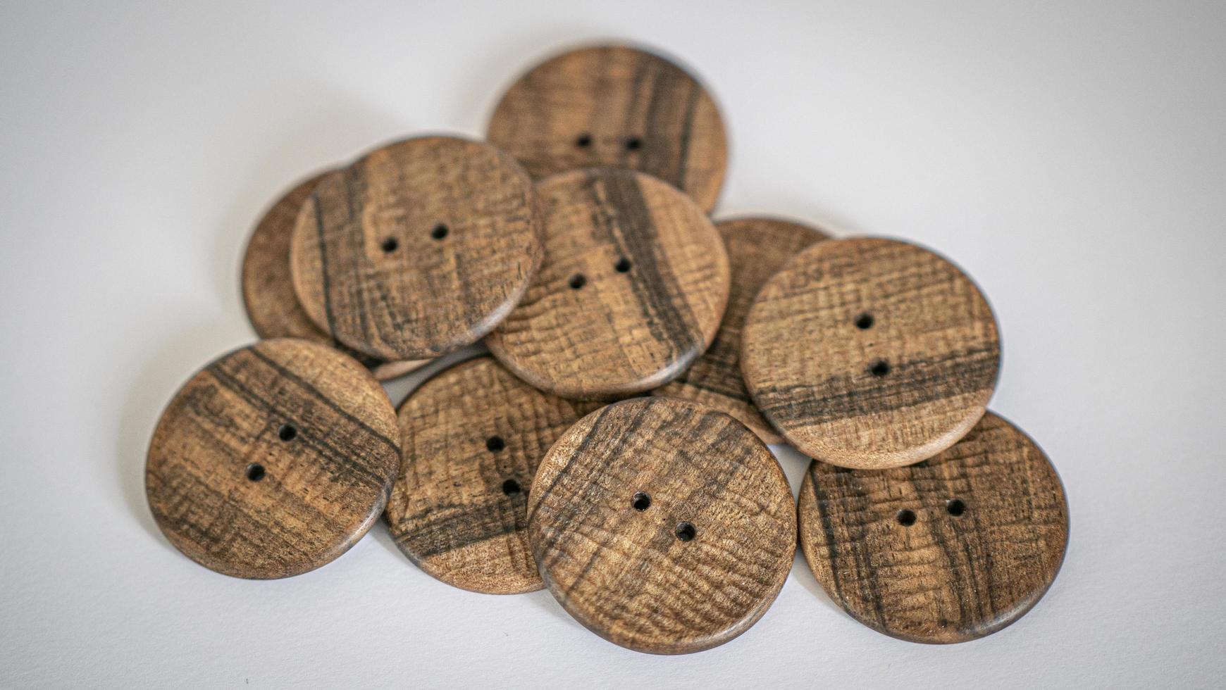 papier peint boutons en bois de noyer avec une texture faite main prononcée photo