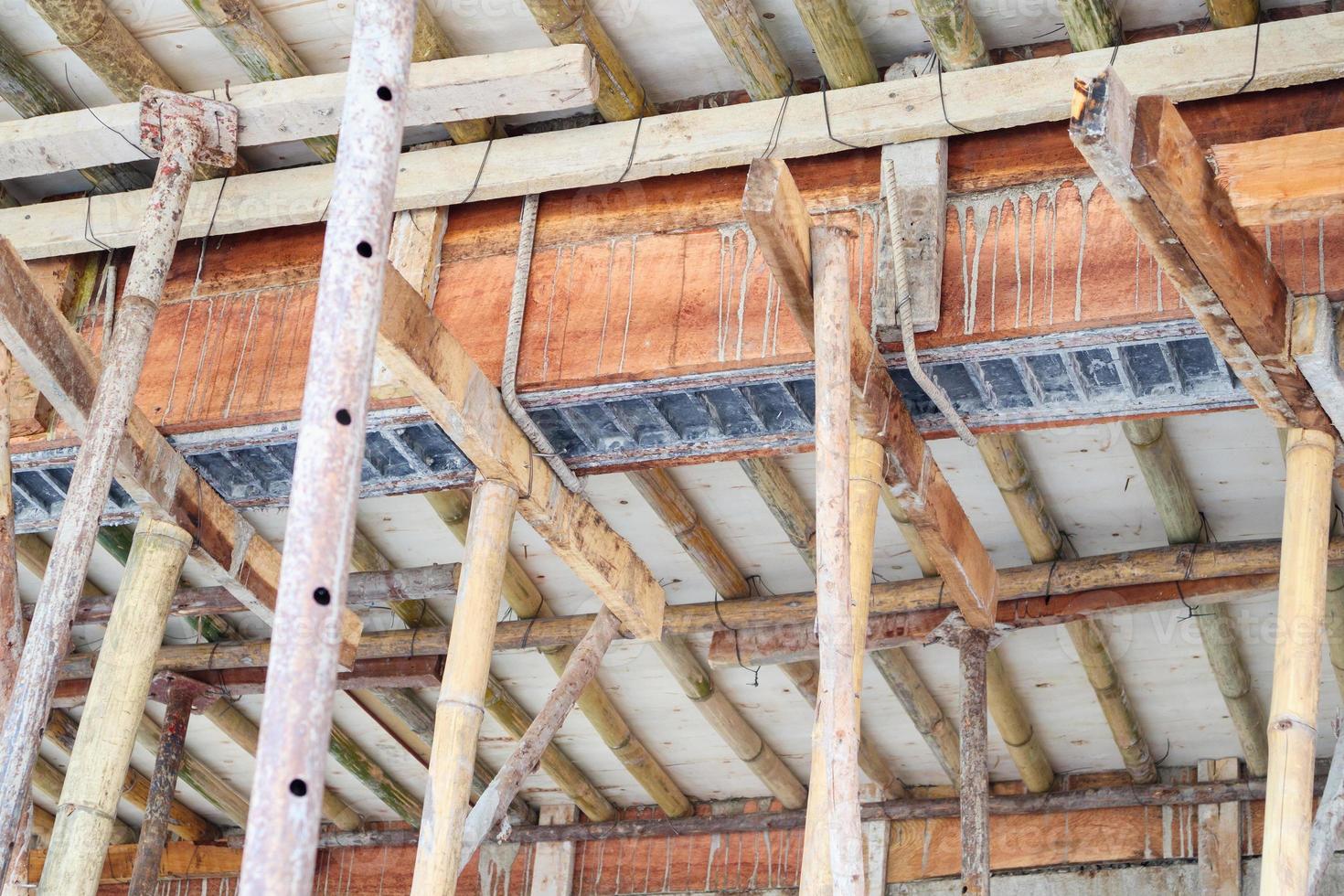 Poutre en béton de support d'échafaudage en bambou sur le chantier de construction de maison photo