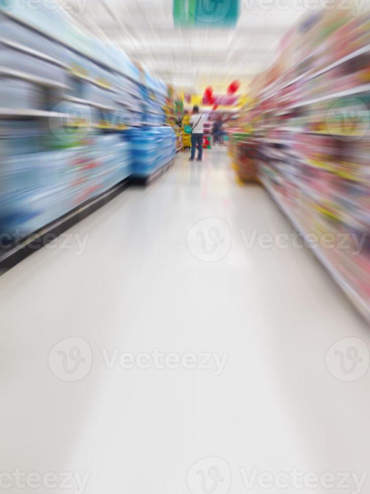 étagères d'eau dans un supermarché arrière-plan flou photo