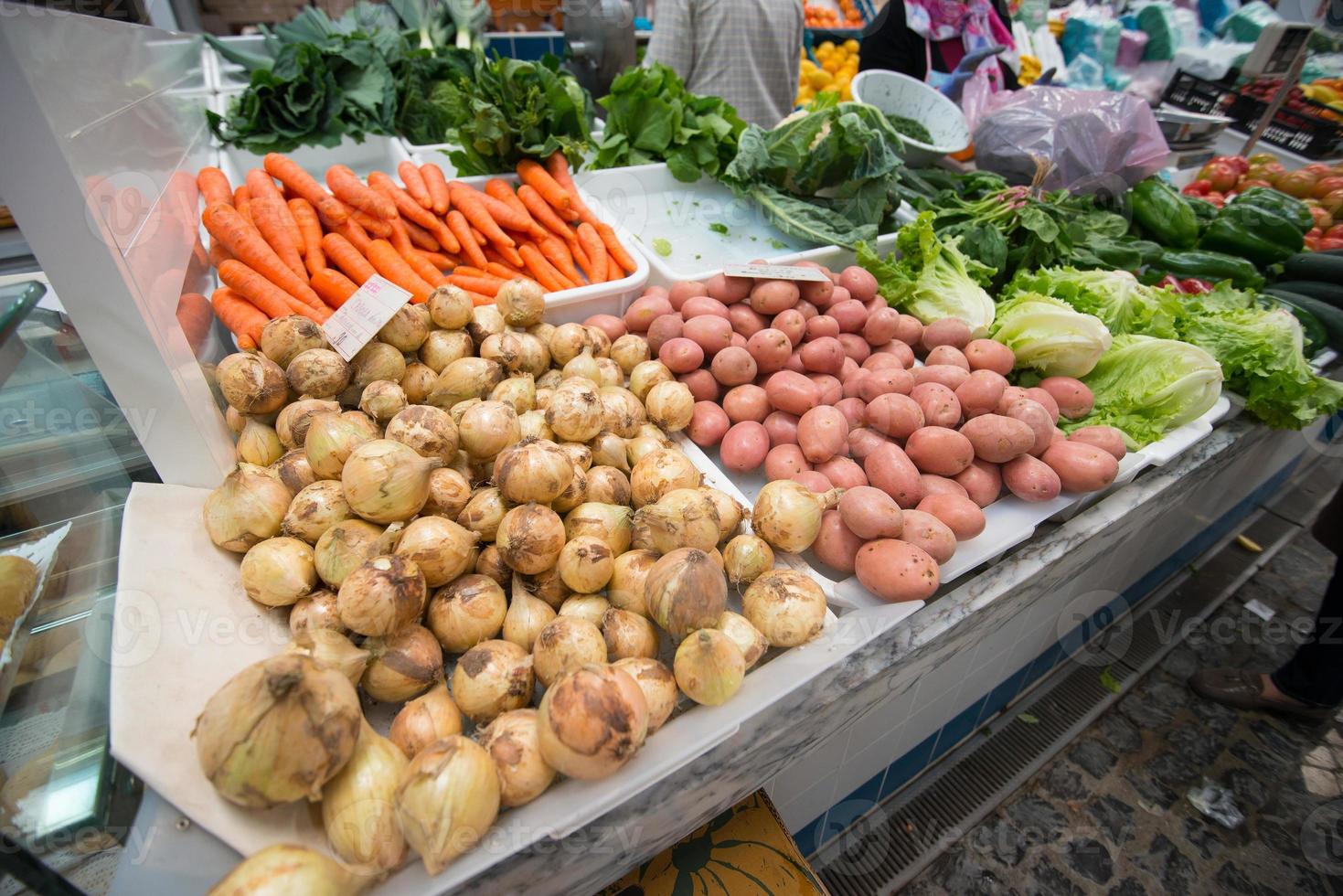 stand de marché vendant des légumes photo