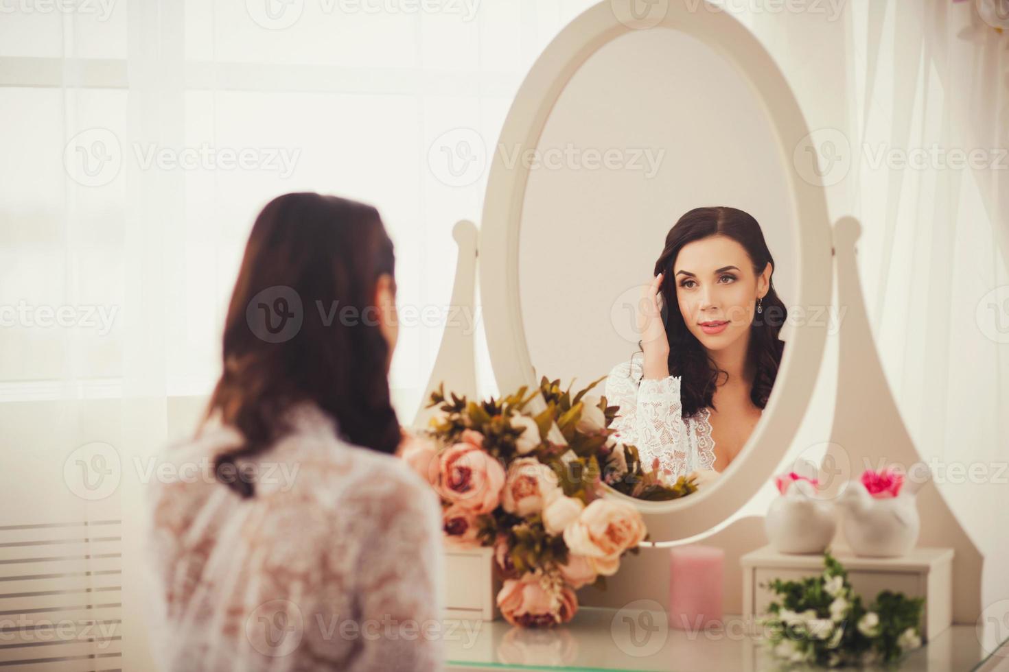 femme regardant dans le miroir photo