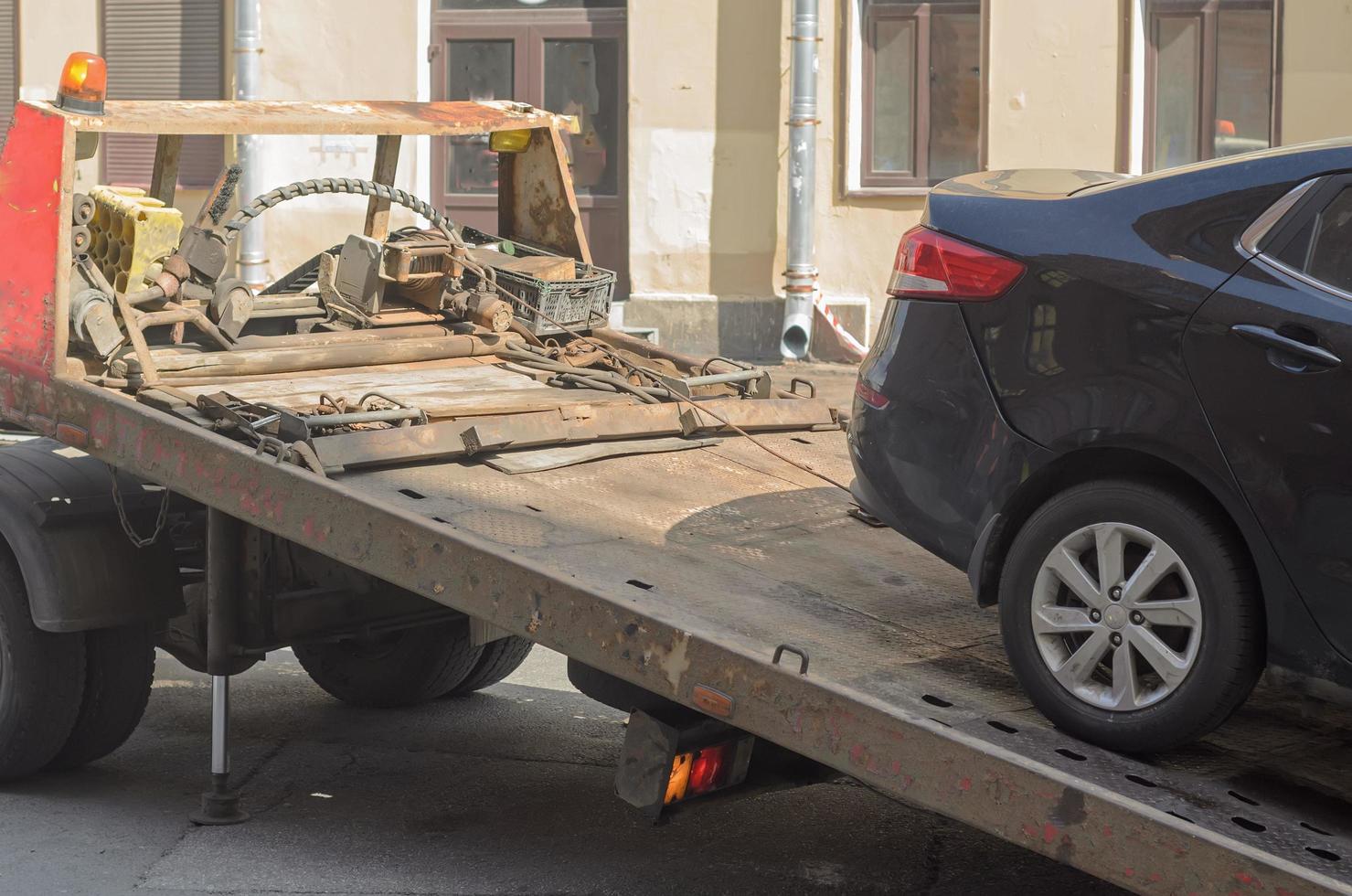 la voiture conduit une dépanneuse.mauvais stationnement dans la rue. photo