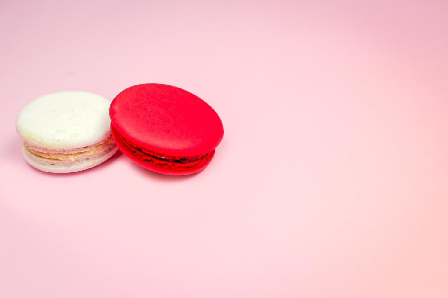 gâteau de macarons macarons français colorés, délicieux dessert sucré sur fond rose avec fond, concept de fond de nourriture. photo