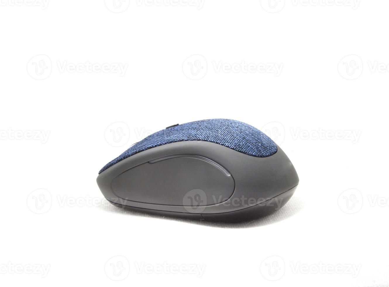 souris d'ordinateur bleue magnifiquement formée avec un design moderne et ergonomique et une ergonomie de souris sans fil sur un fond blanc séparé. photo