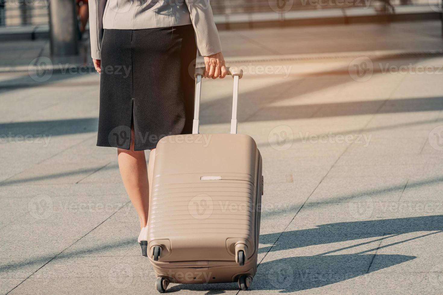 femme asiatique marchant avec un bagage. photo