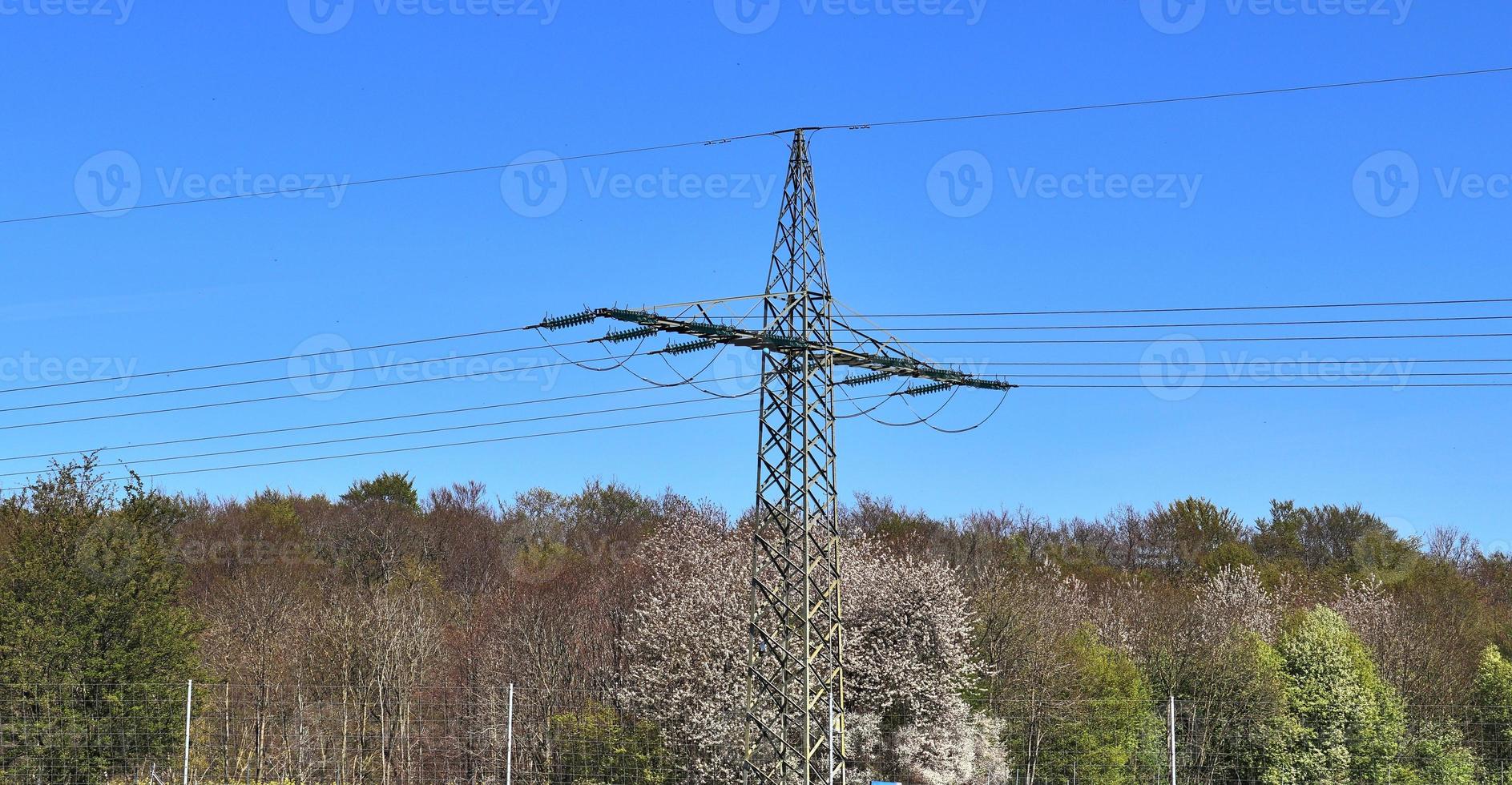 vue rapprochée sur un grand pylône électrique transportant de l'électricité dans une zone de campagne photo