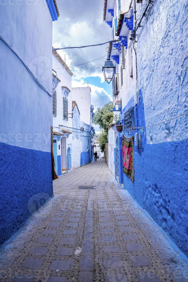 ruelle étroite de la ville bleue avec des structures résidentielles des deux côtés photo