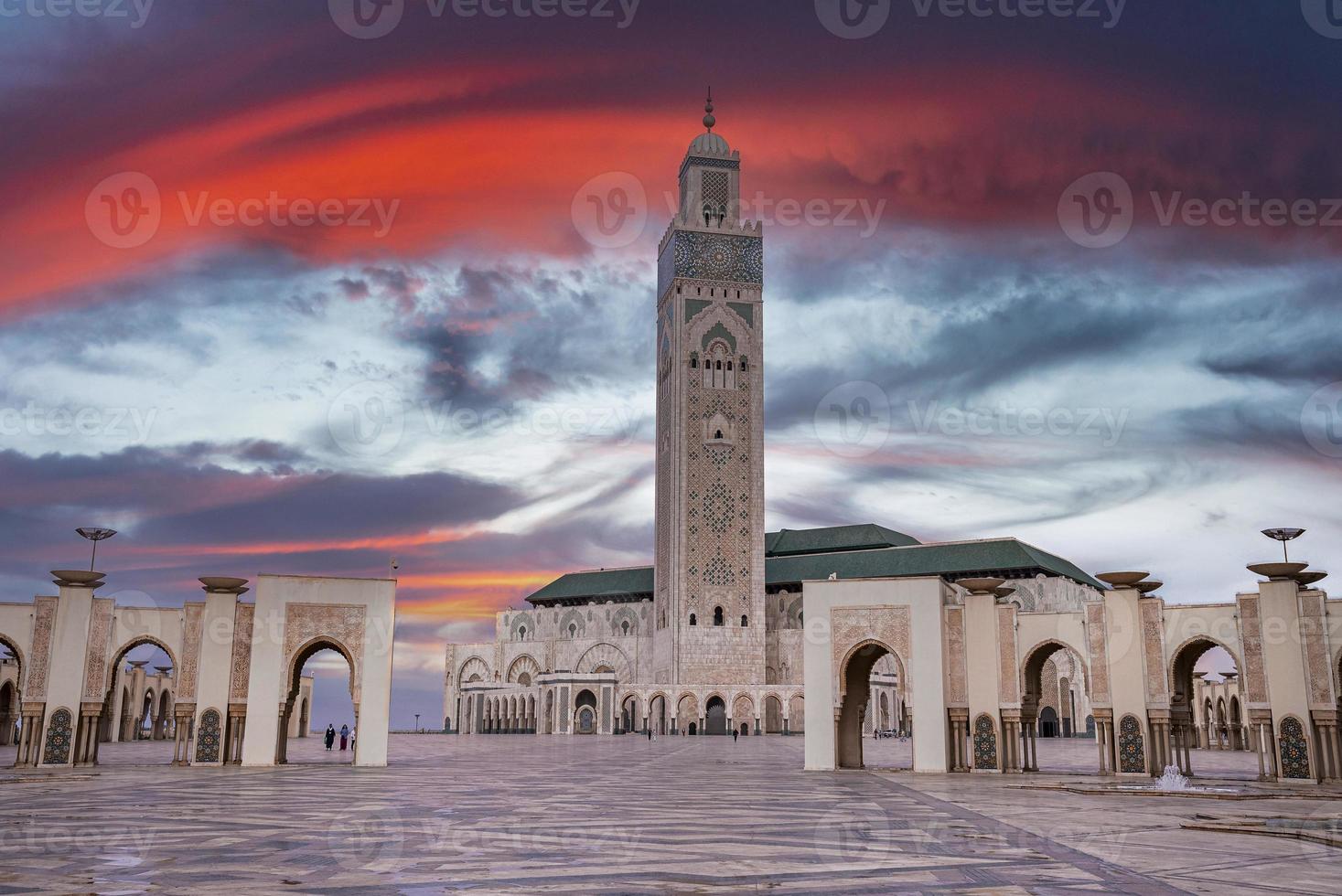 Low angle view of historique mosquée hasan ii avec le plus haut minaret contre ciel dramatique photo