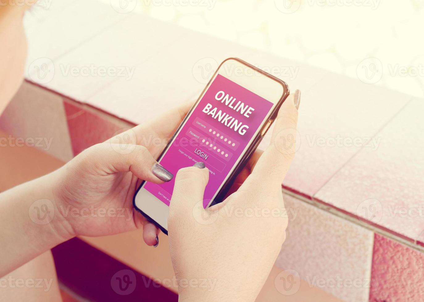 mains de femme utilisant les services bancaires en ligne sur écran tactile avec smartphone. photo