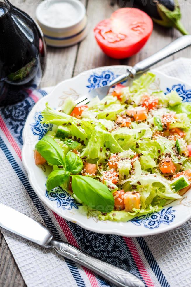salade de légumes verts à la tomate, l'aubergine, les graines de sésame et le basilic photo