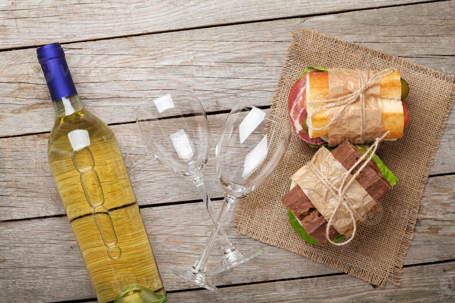 deux sandwichs et vin blanc photo