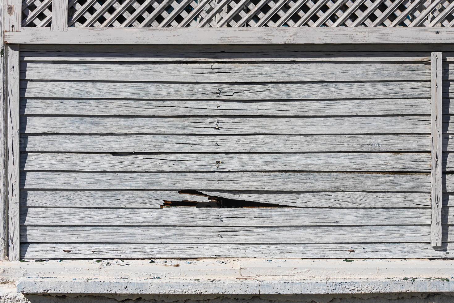 fond et texture de vieux bois décoratif rayé sur la surface du mur. modèle d'une barre en bois photo