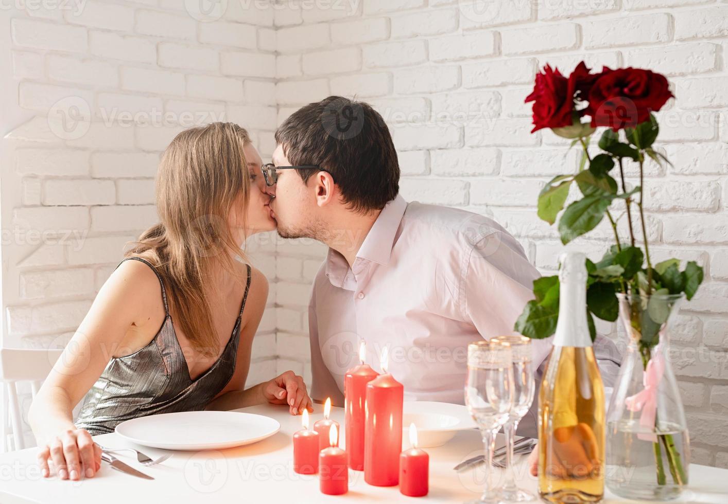 un rendez-vous romantique. couple amoureux ayant un rendez-vous romantique à la maison et s'embrassant photo