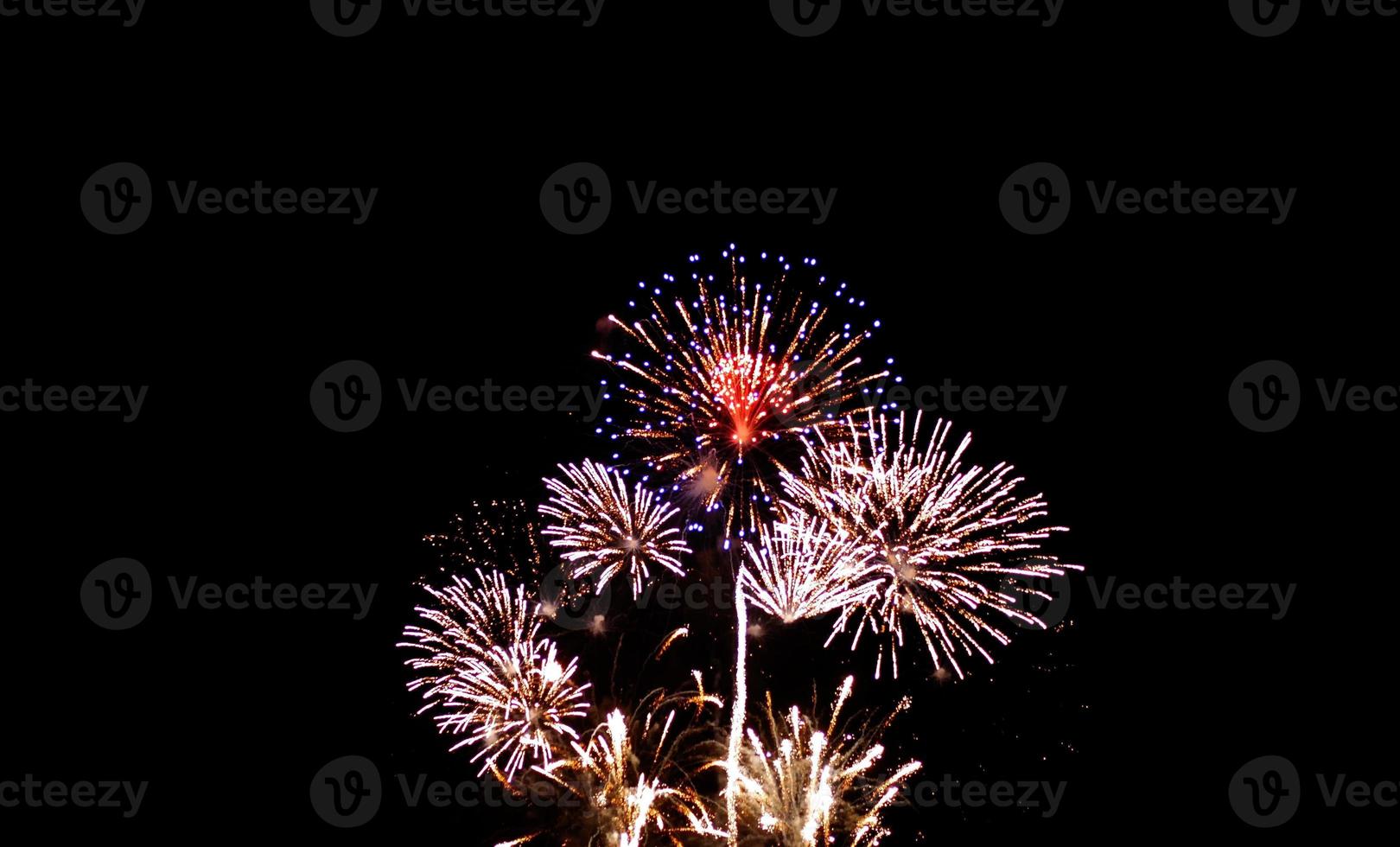 feux d'artifice colorés sur le ciel nocturne avec éclat photo