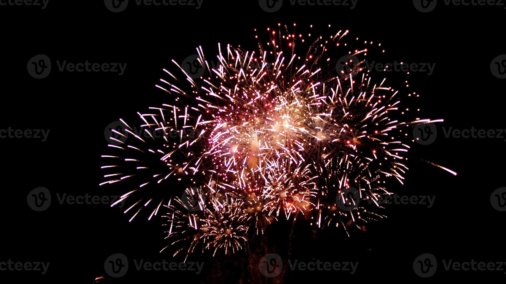 festival du nouvel an et anniversaire de beaux feux d'artifice scintillent en plein ciel la nuit photo