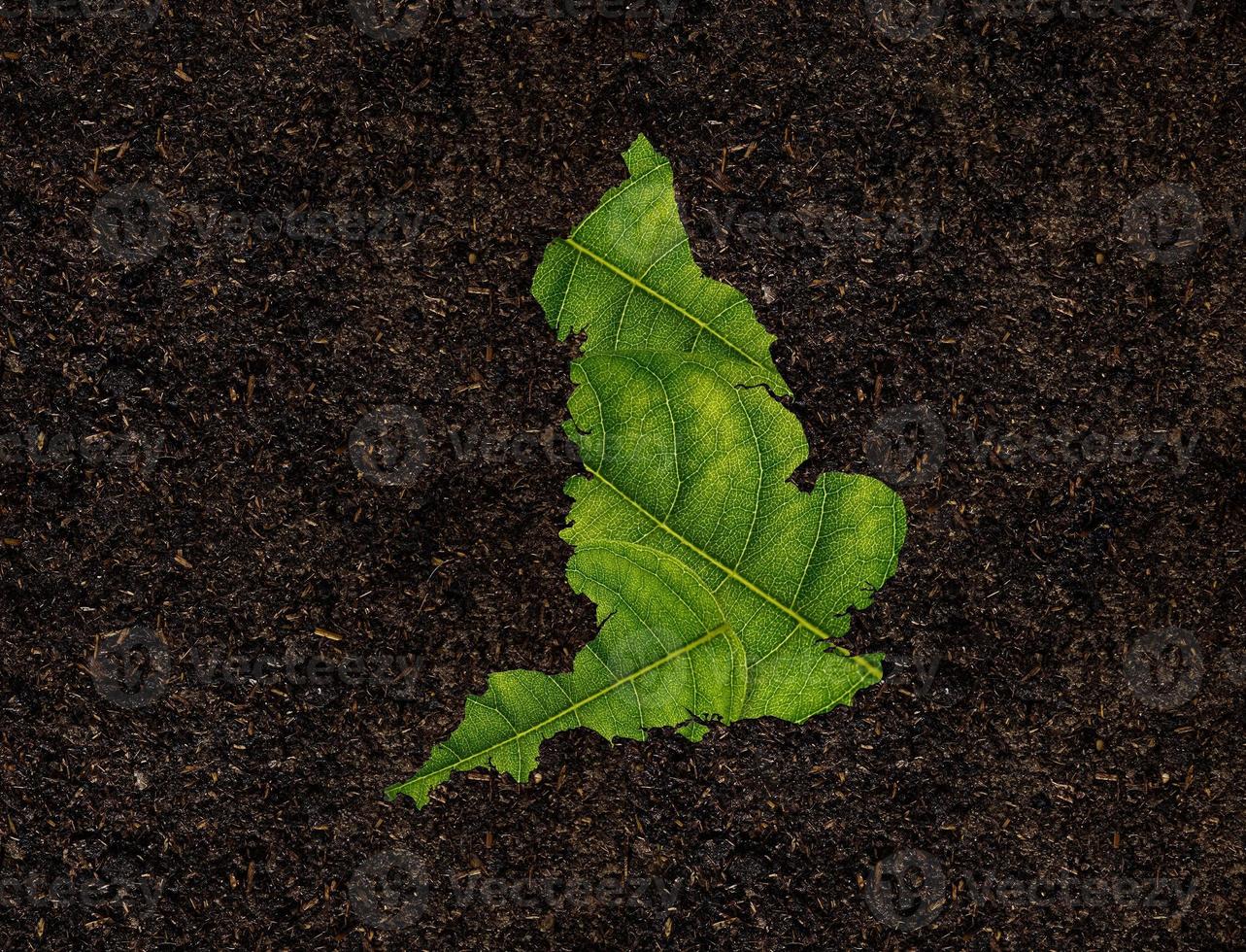 carte de l'angleterre faite de feuilles vertes sur le concept d'écologie de fond de sol photo