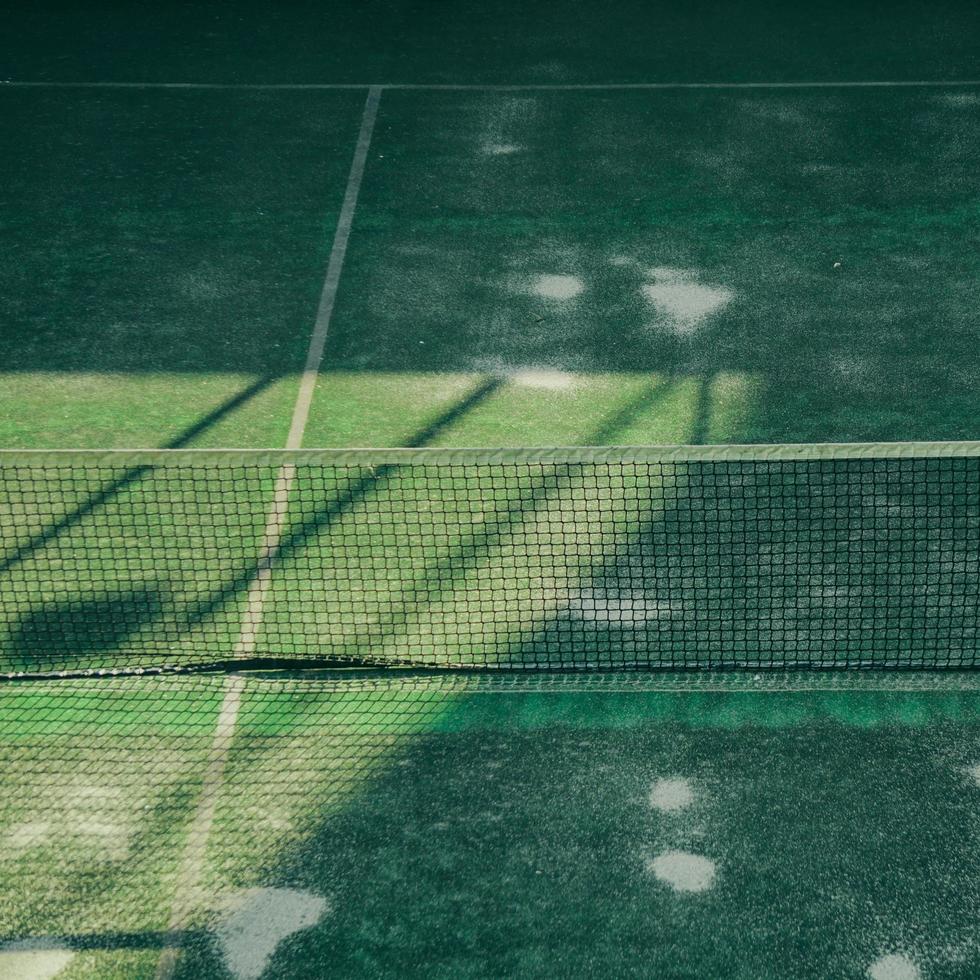 court de tennis vide dans le centre sportif photo