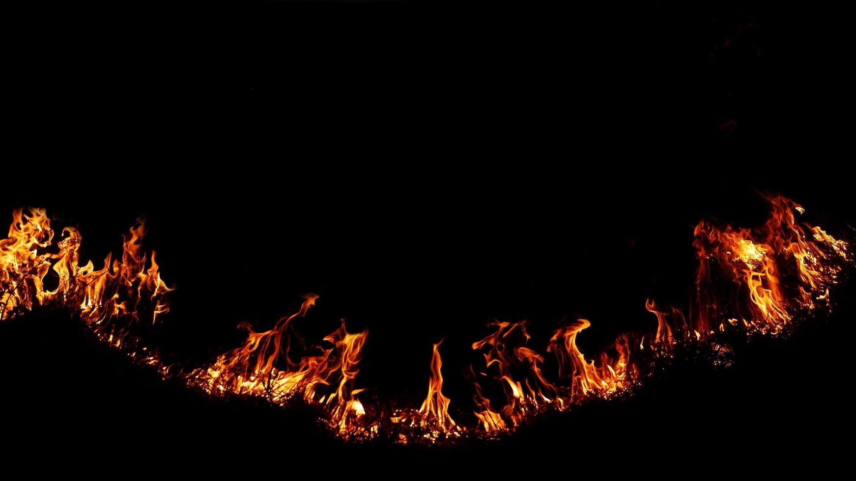 incendies de meules de foin la nuit dans les zones arides, les cendres ont éclaté et le vent était très dangereux. cendres rouges comme l'enfer. photo