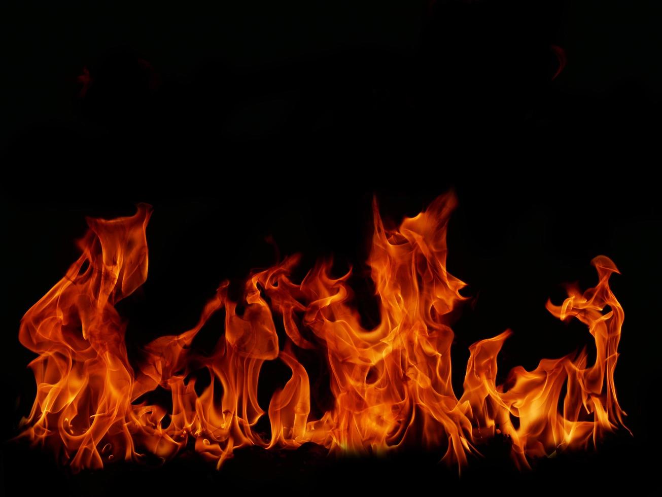 texture de flamme de flamme pour une forme étrange fond de feu viande de flamme qui est brûlée du poêle ou de la cuisson. sentiment de danger abstrait fond noir adapté aux bannières ou aux publicités. photo