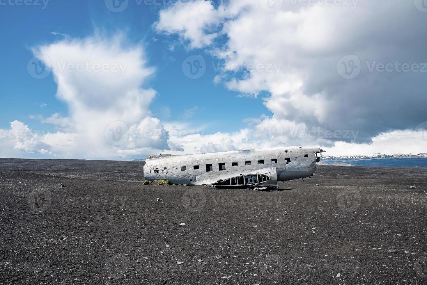 Épave d'avion militaire brisée sur la plage de sable noir de solheimasandur contre le ciel photo