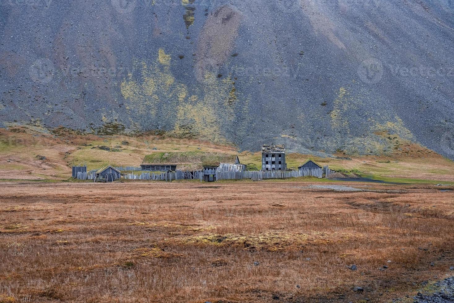 vue sur le village viking historique près de stokksnes sous la montagne vestrahorn photo