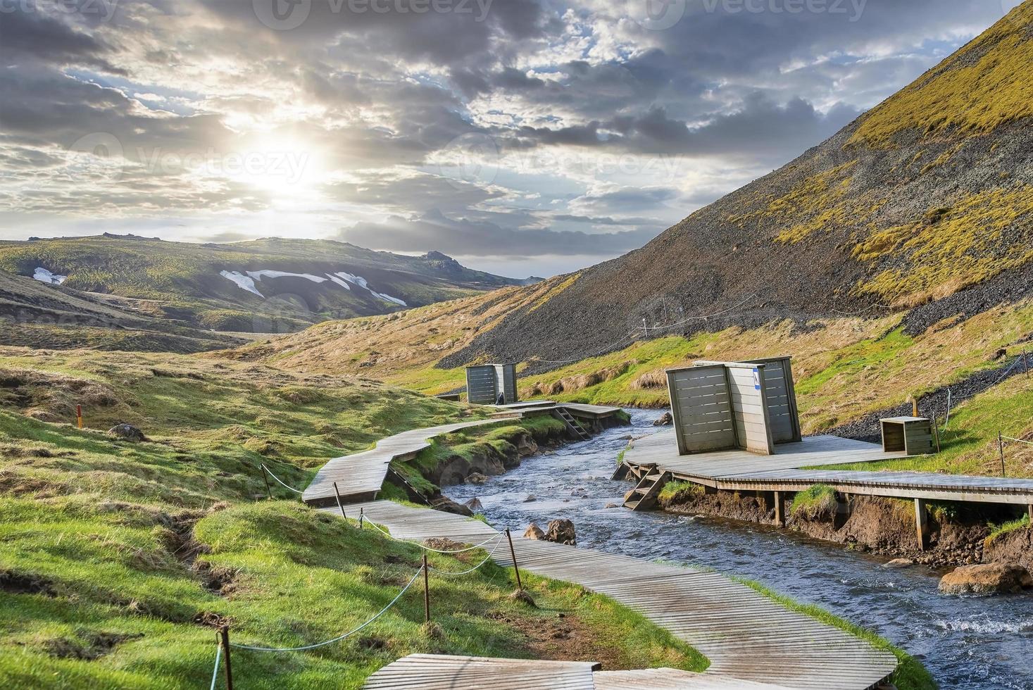 vue sur la promenade et les vestiaires par hot stream dans hveragerdi against sky photo