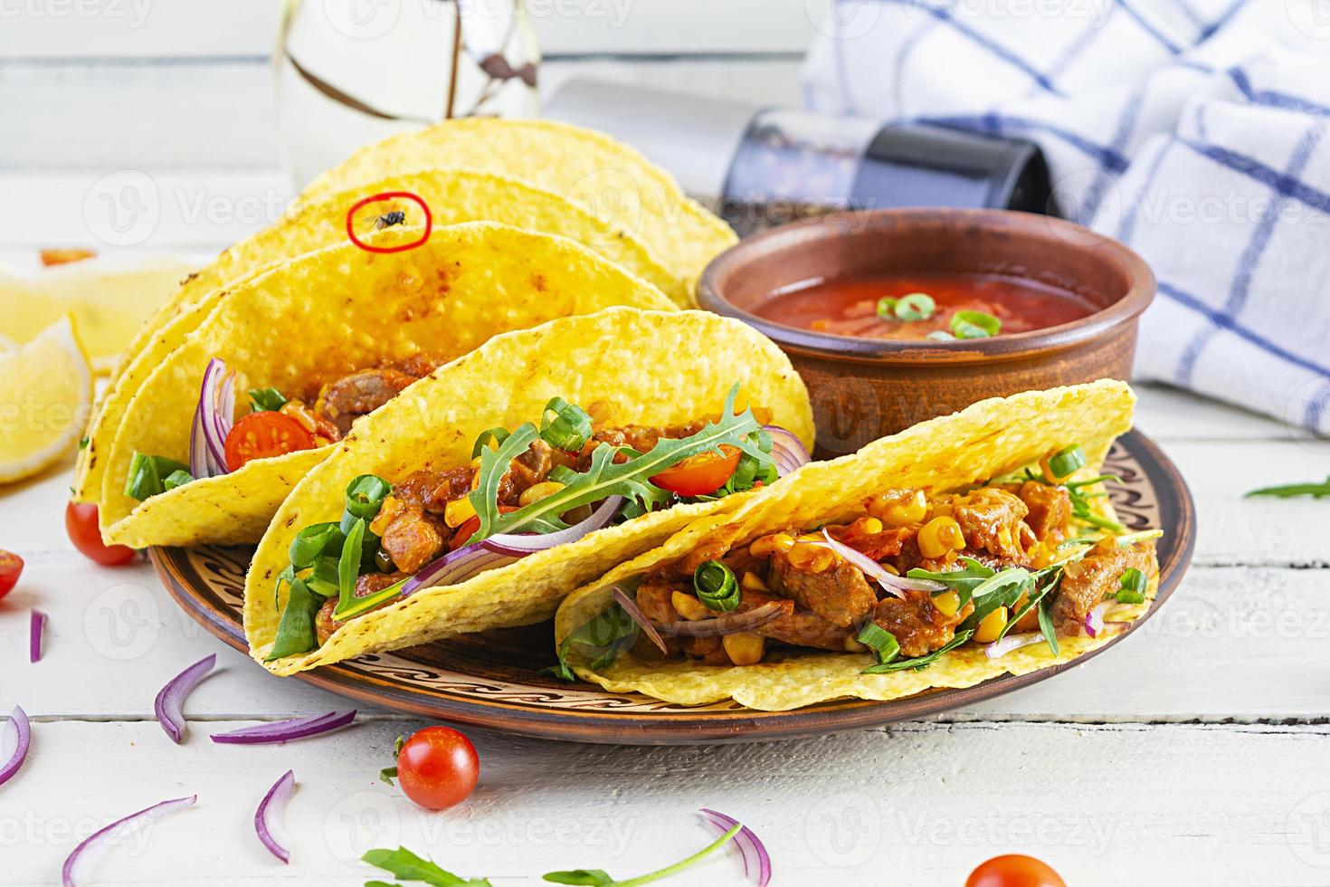 tacos mexicains avec tortilla de maïs et viande sur fond de bois photo