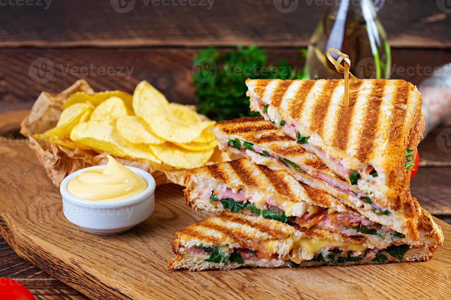 club sandwich avec jambon, fromage, tomate, salade et frites photo