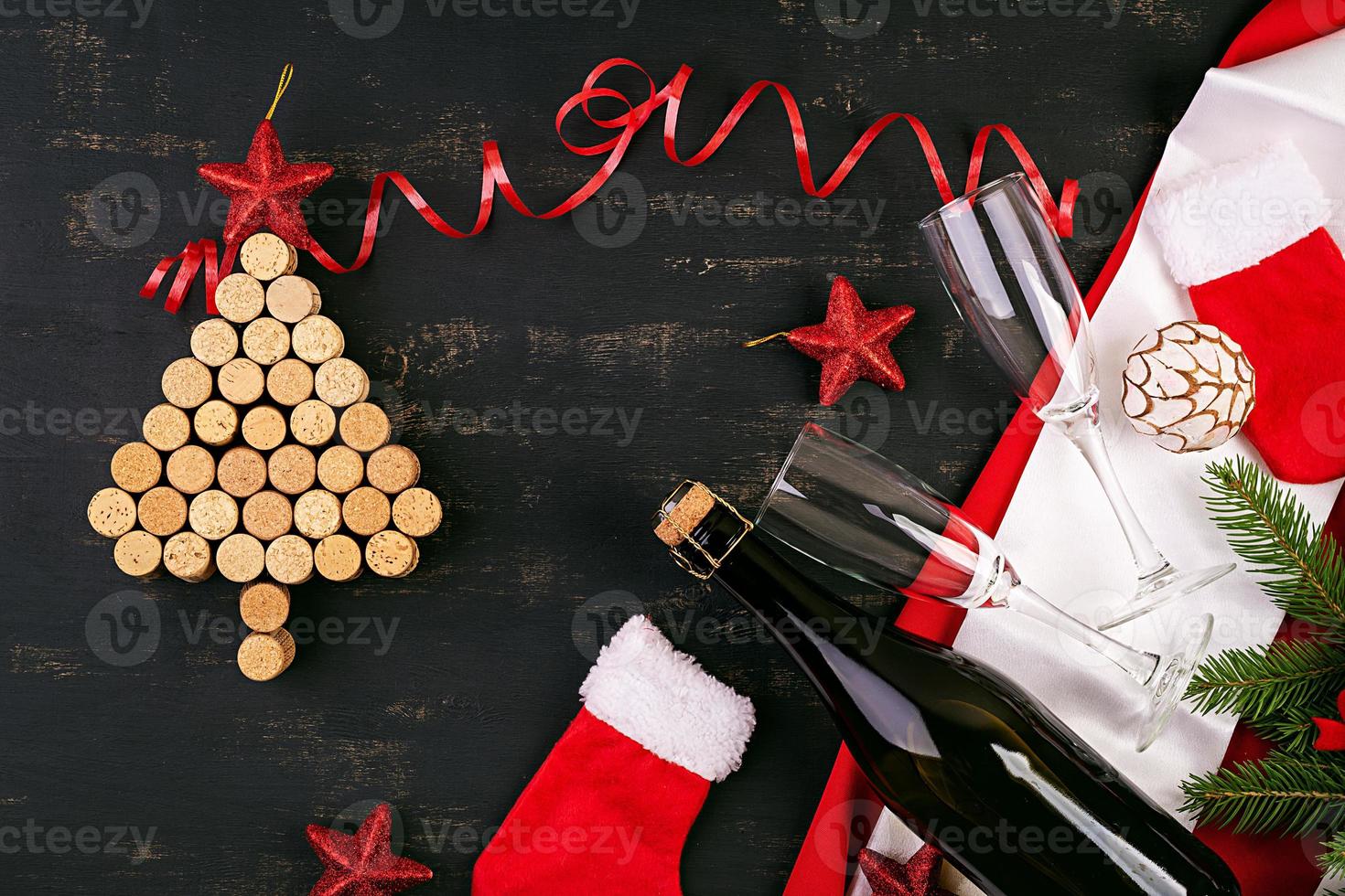 décoration du nouvel an avec sapin de noël en bouchons de vin et bouteille de champagne. fond de noël. vue de dessus. photo