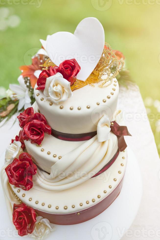 gâteau de mariage avec une décoration comestible éclairée par la lumière du soleil photo
