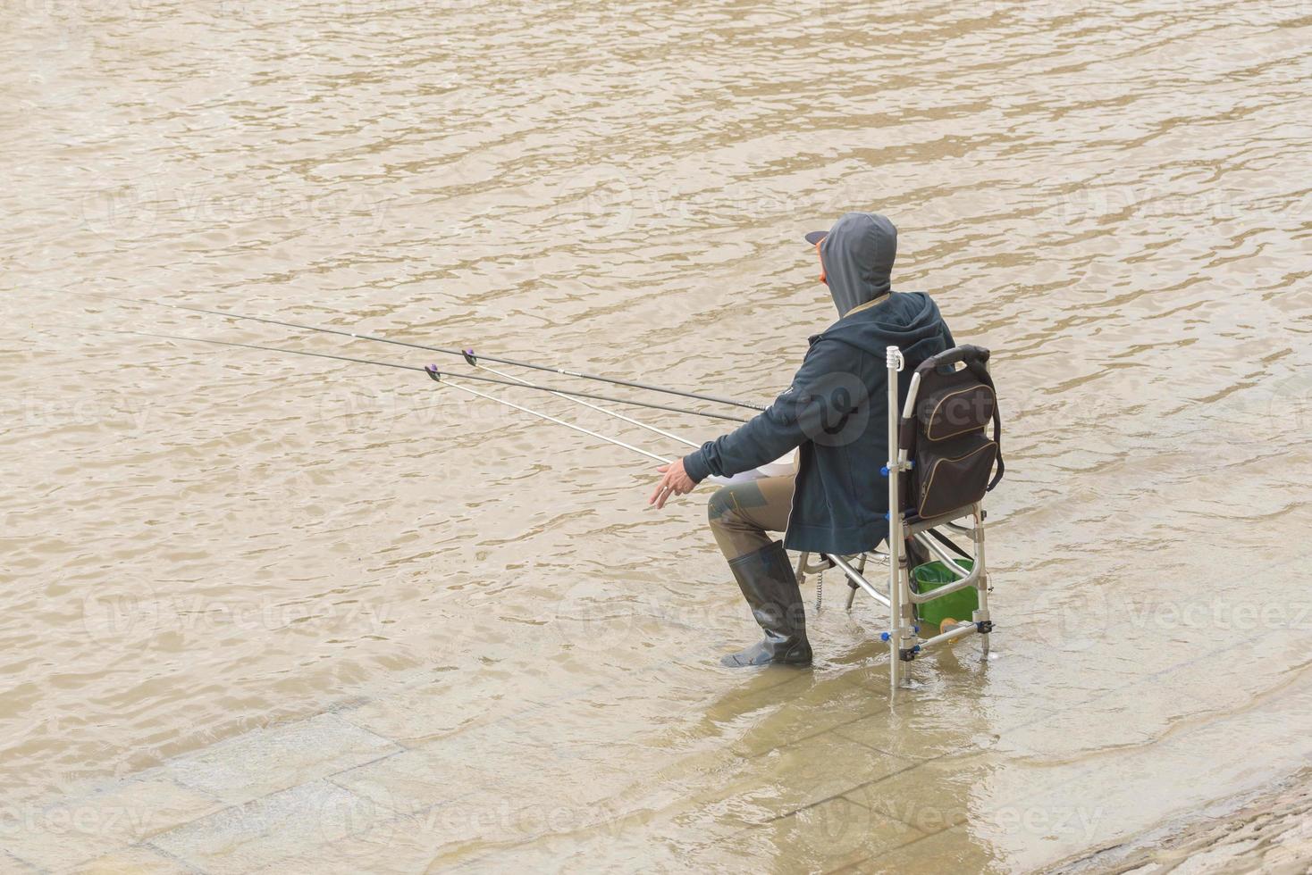 pêcheur sur la rivière photo