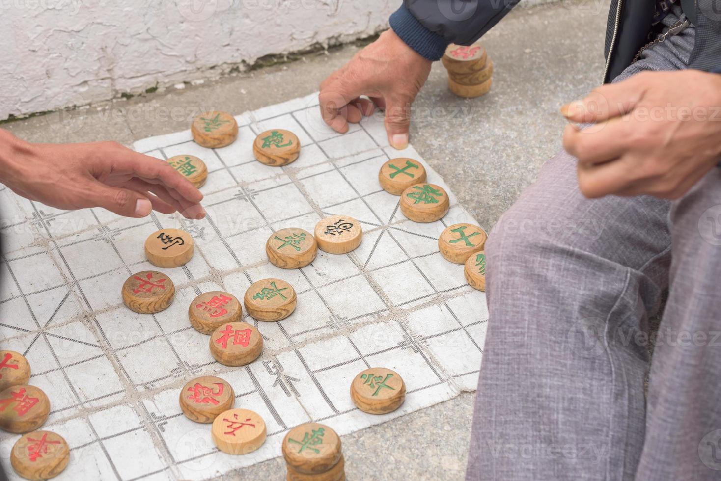 les gens jouent à un jeu de société photo