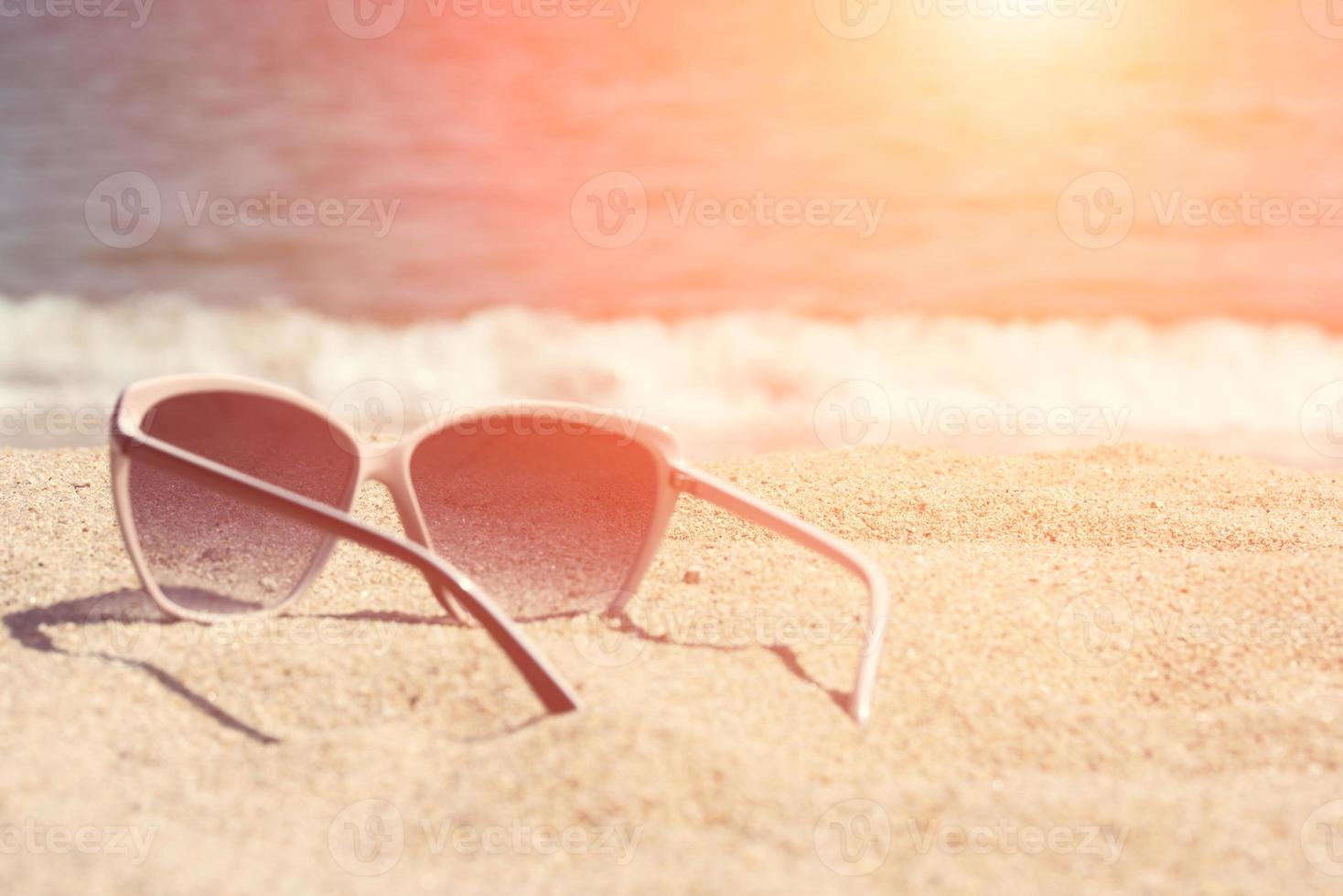 lunettes sur le sable de la plage photo