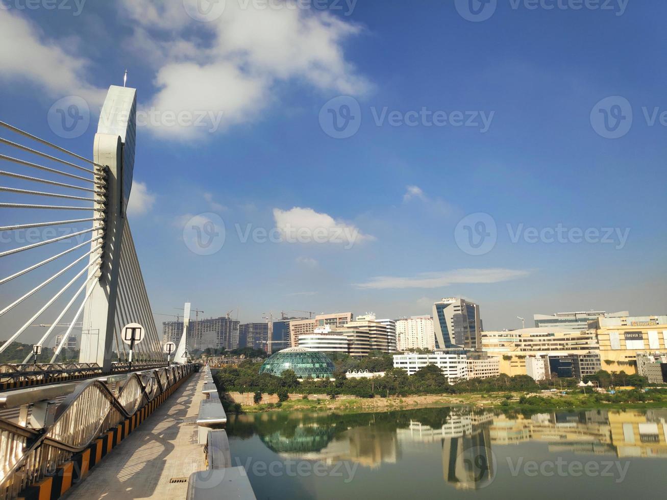 le nouveau pont reliant les anciennes et nouvelles régions traditionnelles de haute technologie de la ville d'hyderabad en inde photo