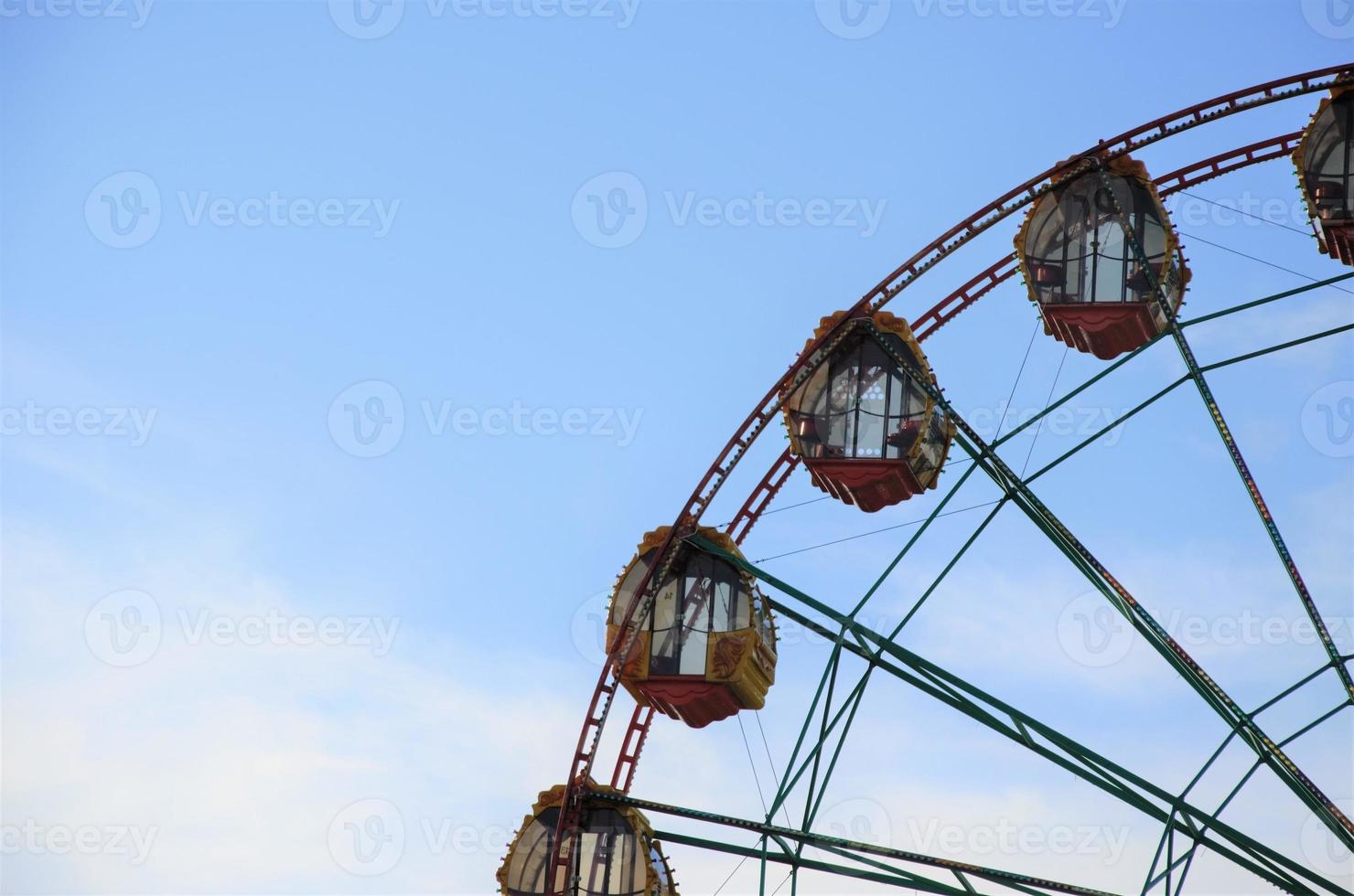 partie de la grande roue contre le ciel bleu. attraction. fond géométrique photo