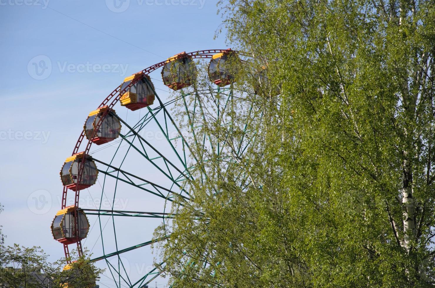 partie de la grande roue contre le ciel bleu. attraction. fond géométrique photo